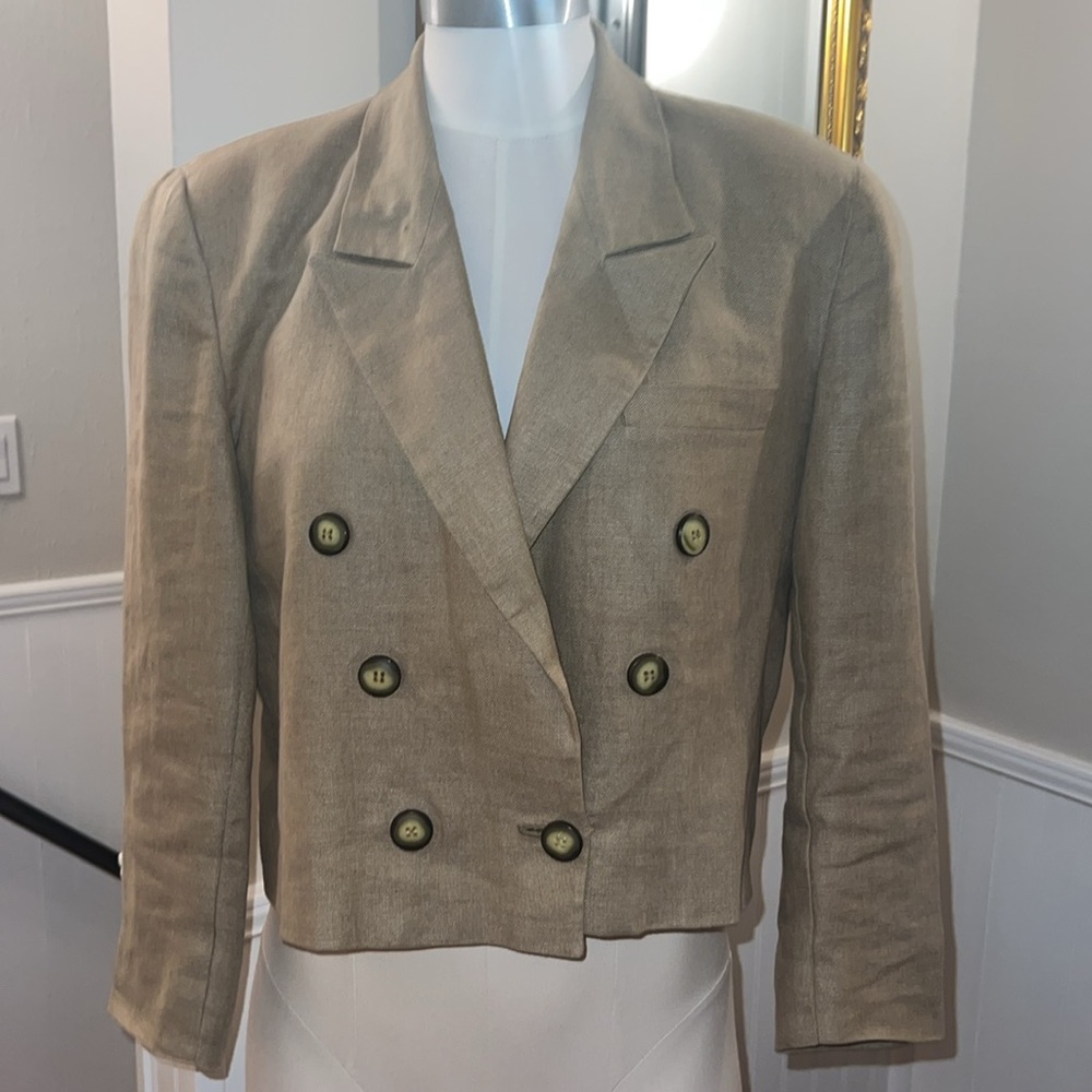 Liz Claiborne Vintage 80’s Cropped Linen Blazer. Size 6. Gently worn.